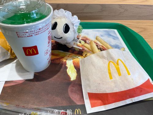 ポテトを狙ってるよ…