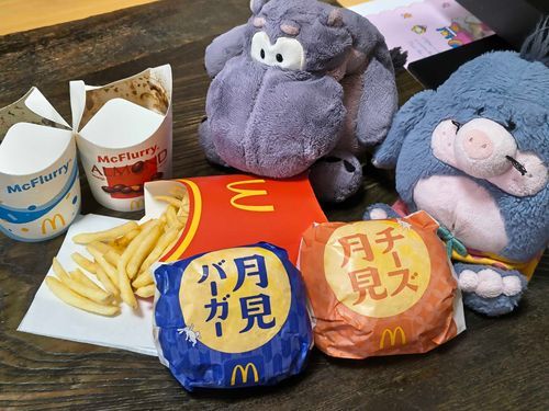 ぼくとしたことが　きょう　はじめての　つきみばぁが　だったんだ〜　ぽてとも　うんうん　さいこうだったさ〜　もぐのやつ　ぼくのぽてと　はんぶんいじょ　もってったさ〜　ちぇ