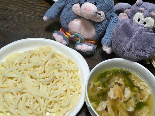 ぱぱさんが　ちょうしわるいってんで　きょうは　ぼくが　ままと　つけうどん　つくったんだ〜　かばきちは　ぼくの　おにく　たくさんたべた　ぼくは　おとなだから　ゆるすけど　ふんっ