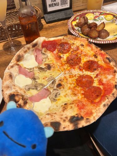 からいぴざというもの🍕
と、きのことちーずのぴざ🍕
とりゅふそーすのぽてとなるもの

かりかりぴざでおいしかった🥰️