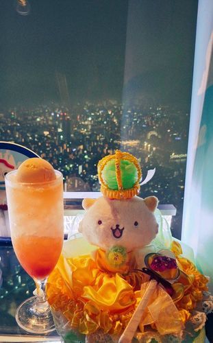 スカイツリーの夜景と共に。
（実は裏返すとピンクのドレスになります。）