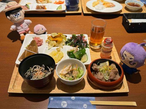12月
温泉は置いて行かれたけど、その後はわくわくバイキングの時間だ！
どこに配置してもトッティの顔に影ができちゃって映えなくてごめんね💦