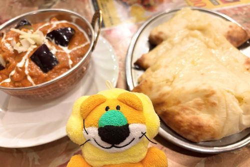 カレー食べたよ🍛🍛おおきいチーズナンおいしいよ