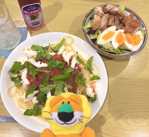 ベランダでとれたバジルで冷製パスタだよ🍝
チキンサラダもたくさん食べるよ🥗