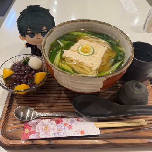 うどんをたべた。
ゆばがいっぱいのってた。
🌻はあまいのまで食って、よろこんでた。
まあ、おれもわるくなかった。
