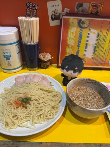 ひろしまについて、めし。
ひろしまつけめんをたべた。
🌻はからさ6にしてた。
からかったけど、うまかった。