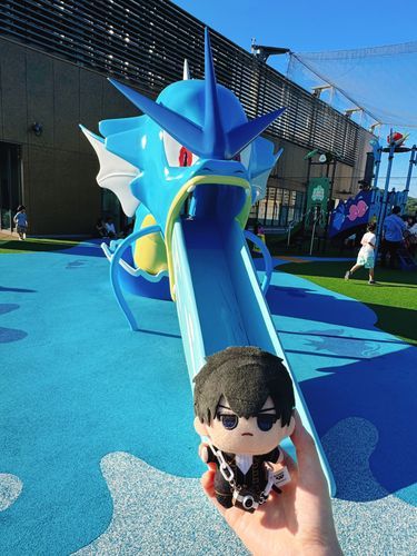 そとにもぎゃらどすがいた。
こんどはあおかった。
すべりだいになってた。
🌻はおれもすべらせようとしてた。