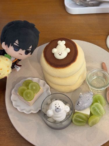 でかいぱんけーきがきた。
さんだんもある。
これ、くえるのか。
🌻はよろこんでた。