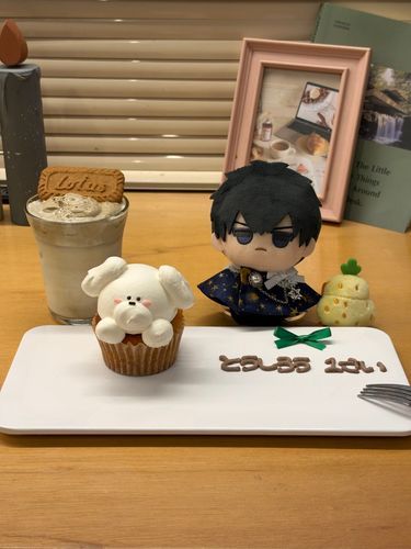 きょうで、おれがこのうちにきていちねん。
いろんなところにつれていかれた。
べつにいいっていったのに、いぬのけーきでおいわいされた。
これからも、まあ、めんどうみてやる。
……ありがとな。