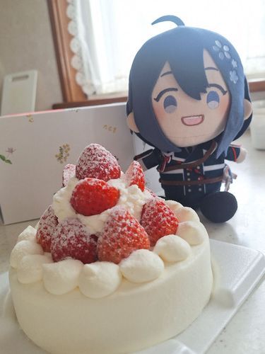 あるじが「しょーとけーき　いちごみたいにすわってもいい？」ってうたってたけどせいざするのかな
