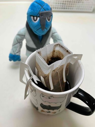 ニンゲンのデカフェコーヒーのドリップ具合をパトロール✊