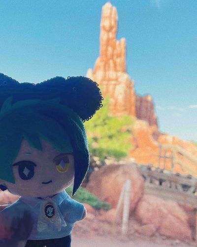 ぼうそうれっしゃが はしっている つよそうな やま です！
それと ぎゃっこうで がびがびの ぼくです。