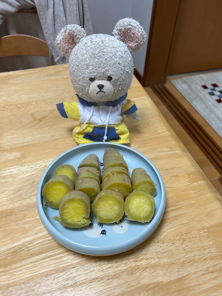 ①ぴーしゃん、今日はお弁当なの❣️
先週のぽちゃちゃんチのメニュー見て、真似っこピーマンの肉詰めなの🫑
②きみまろこ🍠
蒸かしてみた❣️
ホクホクできめ細かい口触りしてた🐻‍❄️✨
③ドラッグストアでお買い物👛
シアちゃんが教えてくれたハンドクリーム見つけたの👀❣️
ミモザ…すぅ〜はぁ〜❤️いい香り🥰
④ごまとんかつソースは絶対うまいはず‼️
それから、いっぱいあるケチャップだけど、サンリオ病にかかりうっかりカゴへ🤣
