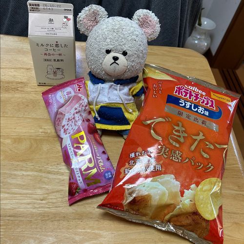 ぴーしゃん、セブンイレブン・パトロール🐻‍❄️👛
ミルクに恋したコーヒー〜再会の一杯〜って物語みたいだ❣️その物語をぴーしゃんも味わおう😋
できたてと聞くと食べたい🤤
パルムのストロベリー&ホワイトチョコ✨
さて、パルム…
フリーズドライのいちごの酸っぱさが最高🍓
エアリアルの大好き💕
お茶はデザインに惚れて眺めるために👀✨夏が終わると名残惜しい気になるからね🤣
４枚目、ぴーしゃんイチオシのりんご🍏
トキって種類なんだ〜