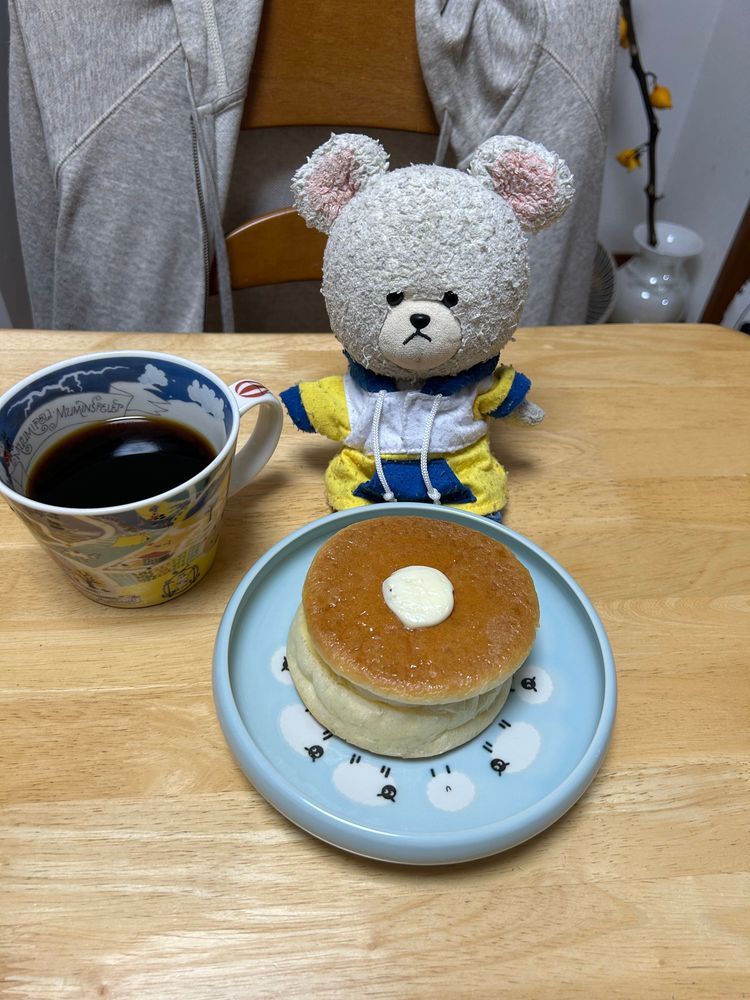 セブンイレブンでこのふわふわ食感ホットケーキパンにドはまり中なの🥞
お皿に出すと、もう見た目分厚いホットケーキだね❣️
チョキチョキ🍴
ワオ😳
中にとろ〜り甘いの入ってるよ❣️
いただきま〜す🐻‍❄️❤️