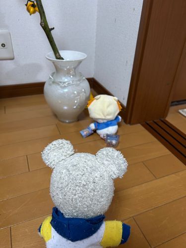 わ、わ、わ、わ、わ‼️
事件だ〜💦
ぺくちゃん、それ食べられないよ〜💦💦
😱😱😱

👀‼️
あれ？何してるの？
落ちちゃったみたいだから、寂しくないように一緒にいてあげたんだって❣️
優しい😭ぴーしゃん感動だ🥹

ぺくちゃん連れて、お家の人に報告してきたら、あっちから声が…
1.2..1.2..
わぁ〜‼️
ちくまろうにぼんが何かしてる💦
えっ？仲良く行進中？おんなじくらいの大きさだから、仲間に入れてあげたんだって〜
はぁ〜食いしん坊ばかりだから、いらん心配募るけど、みんなけっこう無事なのね🥰