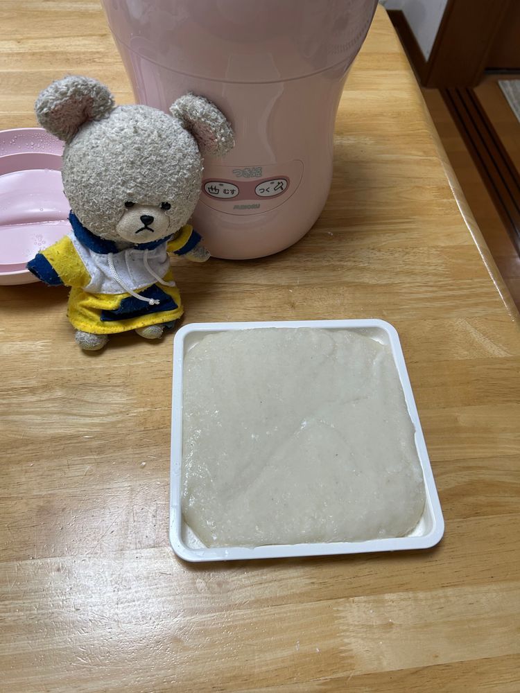 だいぶ粒がなくなってきた〜👀
２枚目、仕上がり寸前👀
餅だ〜‼️
３枚目完成👏👏
つきたて食べると思ったのに…のし餅にされちゃった😭
早くぴーしゃんに雑煮を〜🥢🐻‍❄️