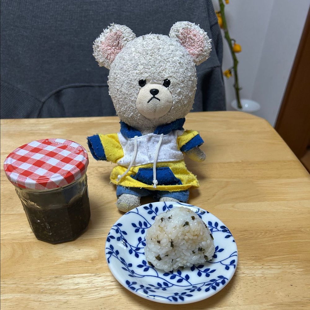 花咲いてた大葉から、頃合いきたから、シソの実採って、醤油漬けなの❣️
漬けたシソの実をおむすびにして🍙
もぐもぐぷちぷちいい香り🐻‍❄️💕