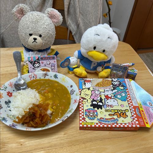 ぴーしゃん、この前カレー食べたの🍛
サンリオのねみんなが載ってて、可愛いと思って買ったんだけど、ぺくちゃんいないってお隣でしょんぼり😞しかも、ぺっくるズ並べて…
あちゃー😣推しのポムちゃん、マイメロちゃんに夢中でこの展開考えないちゃったや…罪悪感🐻‍❄️💦
昨日のお買い物で手に入れたふりかけにはちゃんとペックルいたの❣️嬉しそうでよかった✨
さて、ぴーしゃん、くりは体験したからお次はいもだよね🍠
おいものためのブレンド☕️
おさつスティックってパイ菓子と一緒に🥄
まろやかなタイプのコーヒーでお芋を包むようでよかった💕