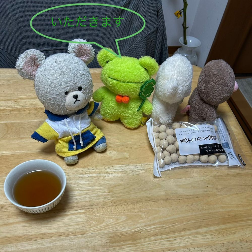 ぴーしゃんがトモグチの国産きなこ大豆を用意していました。
この子はもぐたん、もぐらです❣️
もぐたんの仲良し、ぴょんたん、かえるです🐸
ふたりはクローバー🍀をいつも持っています。おっとり屋さんのふたりといると、ほっこり幸せな気持ちになります。そして、見つめていると、とっても眠くなります🥱
寝てる場合じゃありません。
トモグチのきなこ大豆はモグってお名前が書いてあるので、もぐたんのです。
よし、運ぼう❗️
うんしょっ❗️こらしょ❗️