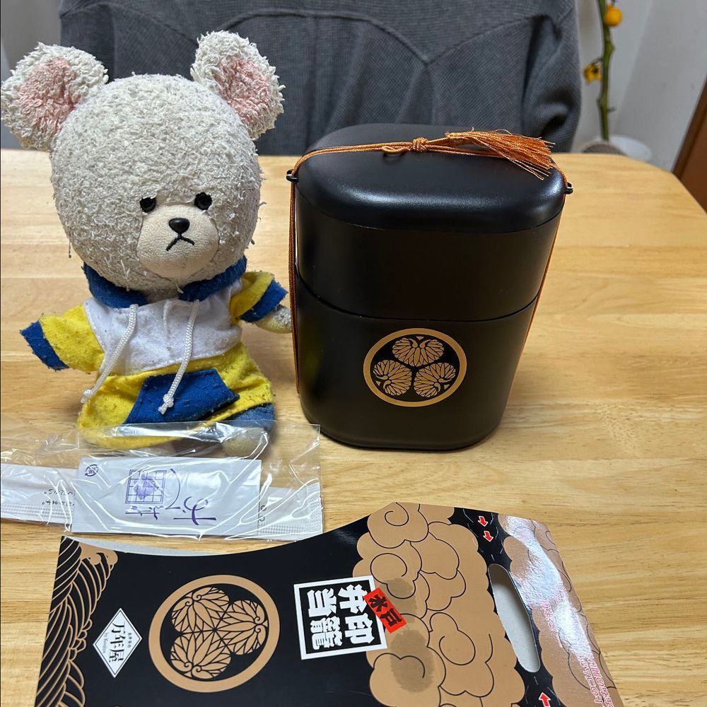 「この紋所が目に入らぬか　ここにおわすお方を、どなたと心得る　　恐れ多くも先の副将軍、水戸光圀公の印籠弁当にあらせられるぞ　 一同、頭が高い　控えおろ〜う✨」🐻‍❄️‼️
きまったーーーッッ👍

ぴーしゃんがずっと狙ってた駅弁なの🤣
では、さっそく…
パッケージとると、ますます印籠だ👀✨

オープン👏👏
さすが水戸、おかずね、豚肉の梅和え、つくば鶏照り焼き、梅甘露煮だね✨
煮物もいい味してた💕
炊き込みご飯もね、満足感あって最高😆✨たこ大好きぴーしゃんにはたこ桜煮がのってるのもポイントアップ🐙

食べ終わったら、洗って小物入れに使えるのがとっても嬉しい😊
ぺくちゃんのぺっくるず入れになってる気もするんだけど…👀