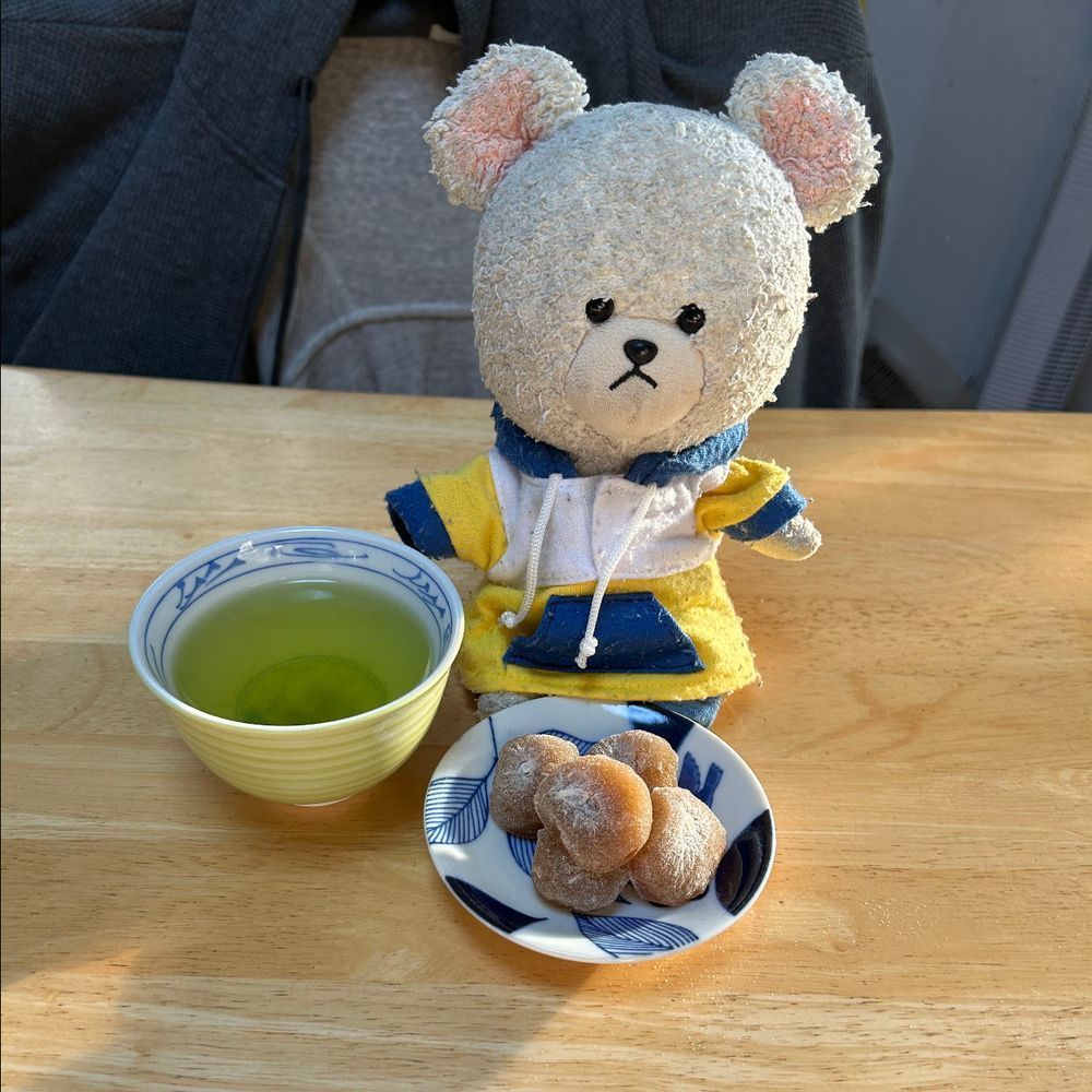福島お土産がふたつも❣️
赤べこって聞くと、うちのべこがやってくる🤣うしこチェックも済んだし…
さて、朝焼けと共に…🍵
朝は冷えるからあったかい緑茶にしようか✨玄米茶は切らしてるし💦
ひと口サイズが１０個入り💕
大好きだから、半分くらいいいよね🤭
中身あんこ入り✨🐻‍❄️
はぁ〜いい朝だ☀️