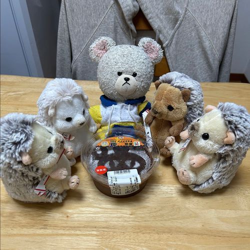 おやつに大きなチョコプリンなの🍮
みんなで分けっこしてねってお家の人が🥄🐻‍❄️🦔🦔🦔🦔
難易度高め？
５等分してスプーン回そうかって話してると、後ろを走り去るぺくちゃん💨
あぁ❗️転んだ👀💦
うぅぅぅぅぅ😭
あーあ、泣いちゃった💦
ぴーしゃんはヨシヨシ👋
ちっくんから分けっこスタート🥄🦔
…どうなるか…