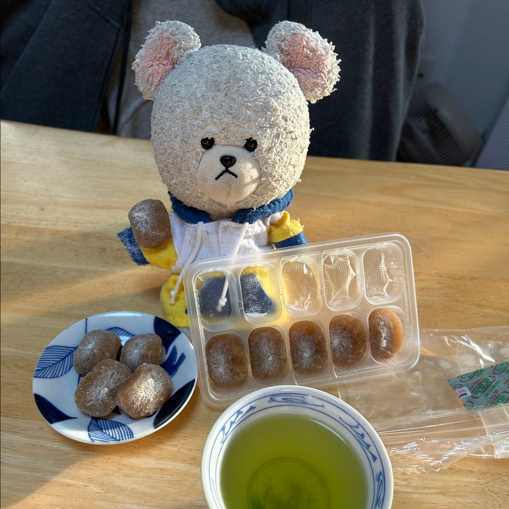 福島お土産がふたつも❣️
赤べこって聞くと、うちのべこがやってくる🤣うしこチェックも済んだし…
さて、朝焼けと共に…🍵
朝は冷えるからあったかい緑茶にしようか✨玄米茶は切らしてるし💦
ひと口サイズが１０個入り💕
大好きだから、半分くらいいいよね🤭
中身あんこ入り✨🐻‍❄️
はぁ〜いい朝だ☀️