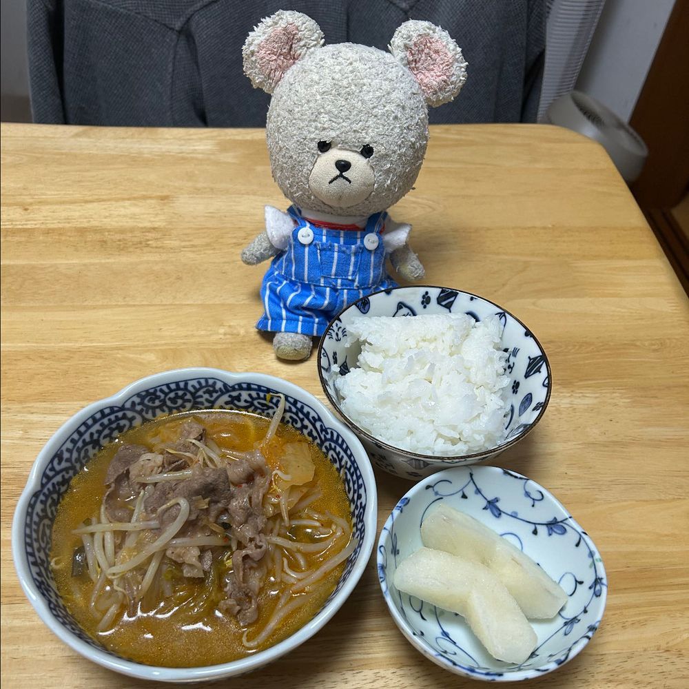 ぴーしゃんクッキング🐻‍❄️
ダシダのアサリであったくて美味しいもの食べよう🥣✨
ネギと卵のシンプル雑炊🥚✨
朝の冷え込みがツライからあったまろ〜
３枚目はけっこう前のぴーしゃんクッキング🐻‍❄️
普通のダシダの変身はね、
鍋にいろいろぶち込んでグツグツすると、牛キムチスープ🥣これとごはんで満腹な大好きメニュー😍