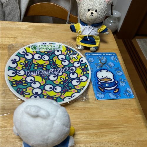 セブンイレブンのくじでゲットなの❣️ぺくちゃんは大喜び🎶
チャームのお腹押して音鳴るか確認…鳴らなくてもツンツン👆
ぴーしゃんにピンクの矢印のとこみたいに開くか確認してくれって💦
開くわけないでしょ？😱
プレートの上にぺっくるズ連れてきて、みんなで寝るって💤
大興奮したから、疲れちゃったんだね🤭