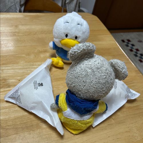 なんだか、と〜っても肉まんとあんまんが欲しくて、セブンイレブンへ🐾
ぺくちゃんただいま〜✨
早く食べたくてウキウキしてるや🤭
・・・あれ？👀
ぺくちゃん…頭…
ねぇ、お家の人〜カップの上に肉まん乗せてぺくちゃんの隣に置いてみて〜💦
ハッ‼️やっぱり‼️
そっくり〜🤣
もしかして、ぺくちゃんの後ろ姿見てて気分が肉まんになったのかもね🤣
ぴーしゃん、あんまん食べようと思ったんだけど、ぺくちゃんの共食い姿から目が離せない👀💦
