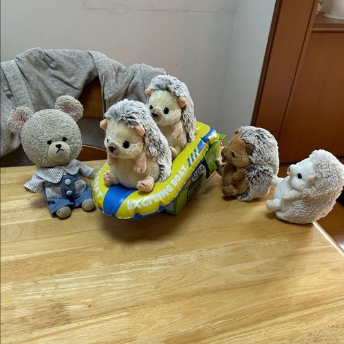 順番しながら楽しく遊んでたらね、こっつんとりすたんがどんぐり持って来たの〜❣️
どんぐり好きそうなふたりにお家の人があげたみたい✨
みんなで、まずおやつにしよう🍫
わぁ〜、ちゃんとカタチがどんぐり〜❣️