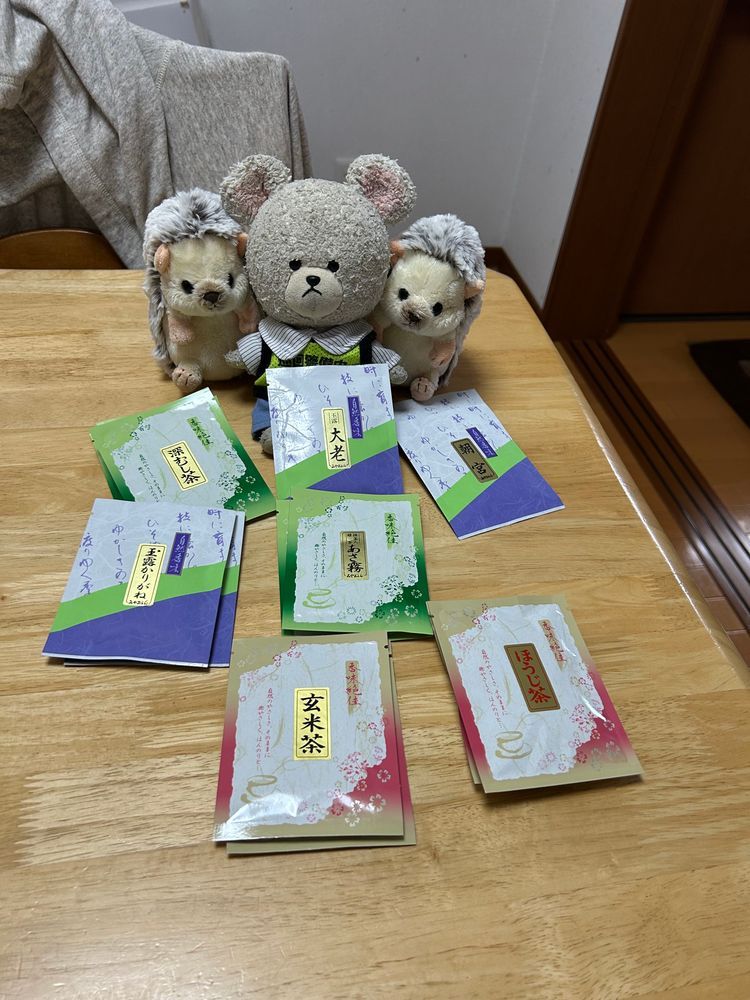 お茶の詰め合わせ❣️
こんなに種類が✨味の違いをわかるといいな〜💦楽しみ🍵
紅茶ももらったの🫖ぴーしゃん、紅茶の味の違いはしっかり分かる🐻‍❄️✨
昨日の夕飯
もう枝豆売ってたんだよ〜夏してる☀️
そして、毎度恒例の一気に作るシリーズでそうめんチャンプル❣️しばらく、そうめんチャンプルな予感🤣