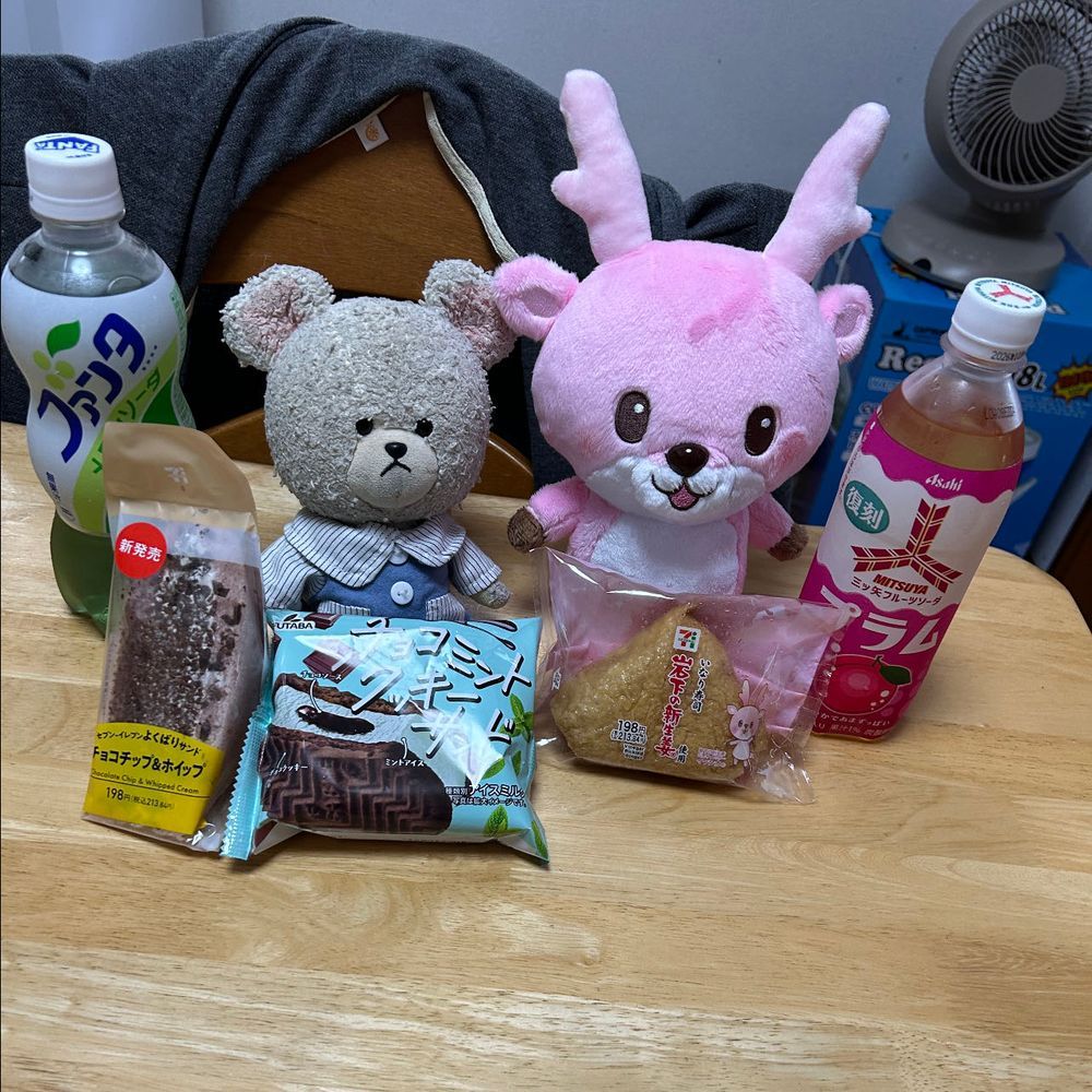 ブルダックカレー　いざ入門🍛
ぴーしゃん、、ひと口目で🔥
たっぷりチーズと牛乳でのばして〜
何とかいけるレベルに🧀🥛🍛🥄🐻‍❄️
いや〜半分の量で足りる💦次回からは２日分に分けよう❣️（懲りずに食べるつもり🐻‍❄️）

この前のイワシカちゃん
本ぬいに希望聞いたら、『シカだから、しーっしっしっ、かーっかっかっ🤣って笑うんだ🦌だから、シシかカカにする』ってから、シシになったよ🐻‍❄️💦
可愛い女の子だと思ったら、キャラ濃い👀💦さて、シシちゃんと仲良くセブンイレブン戦利品チェック👀
チョコミン党として、アイスチェックは欠かせない👍これ美味しかった❤️
