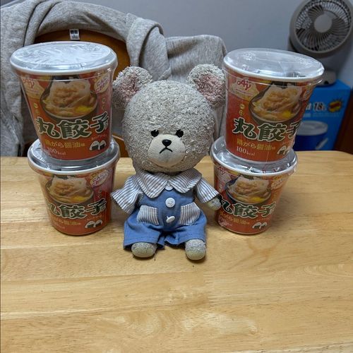 ぴーしゃん、どストライクスープ見つけた❣️
丸餃子ってより、見た目シュウマイっぽいの入ってるんだけど、あと味がさっぱりしてるからお昼におむすび🍙と食べても👍気に入ると集める習性発揮してきた🐻‍❄️
しばらく前に丸美屋のまわし者かってことしてたけど、今度はヤマモリのまわし者疑惑出ることしてる🤣
シリーズほぼ集めたはず🐻‍❄️❣️
種類豊富だ✨
昨日の夕飯、暑すぎるから頑張れず、作りおいたそうめんチャンプルにブロッコリー和え、冷凍しておいた柿、唯一頑張ったオニオン春巻で元気チャージ💪🐻‍❄️