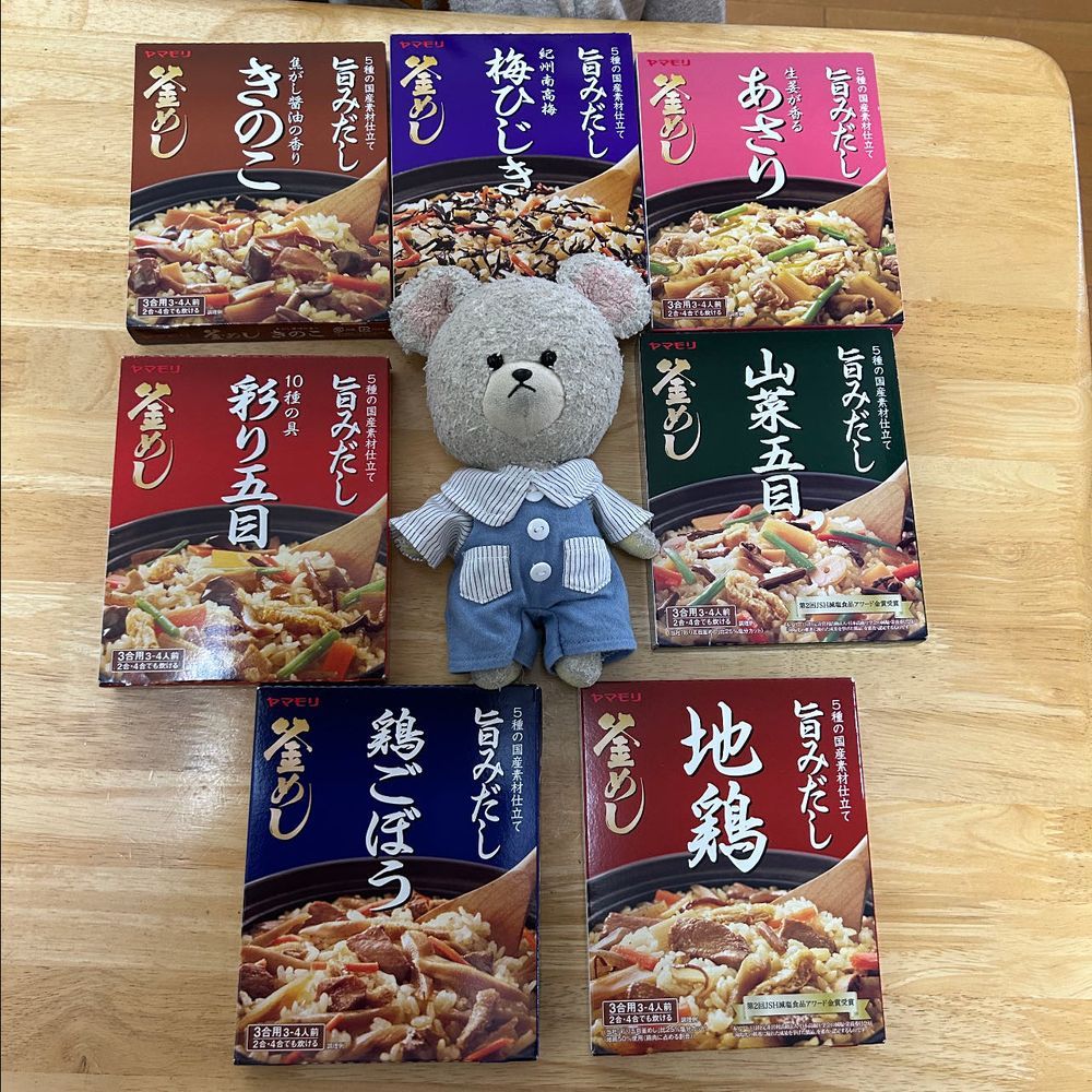 ぴーしゃん、どストライクスープ見つけた❣️
丸餃子ってより、見た目シュウマイっぽいの入ってるんだけど、あと味がさっぱりしてるからお昼におむすび🍙と食べても👍気に入ると集める習性発揮してきた🐻‍❄️
しばらく前に丸美屋のまわし者かってことしてたけど、今度はヤマモリのまわし者疑惑出ることしてる🤣
シリーズほぼ集めたはず🐻‍❄️❣️
種類豊富だ✨
昨日の夕飯、暑すぎるから頑張れず、作りおいたそうめんチャンプルにブロッコリー和え、冷凍しておいた柿、唯一頑張ったオニオン春巻で元気チャージ💪🐻‍❄️