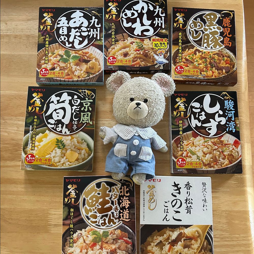 ぴーしゃん、どストライクスープ見つけた❣️
丸餃子ってより、見た目シュウマイっぽいの入ってるんだけど、あと味がさっぱりしてるからお昼におむすび🍙と食べても👍気に入ると集める習性発揮してきた🐻‍❄️
しばらく前に丸美屋のまわし者かってことしてたけど、今度はヤマモリのまわし者疑惑出ることしてる🤣
シリーズほぼ集めたはず🐻‍❄️❣️
種類豊富だ✨
昨日の夕飯、暑すぎるから頑張れず、作りおいたそうめんチャンプルにブロッコリー和え、冷凍しておいた柿、唯一頑張ったオニオン春巻で元気チャージ💪🐻‍❄️