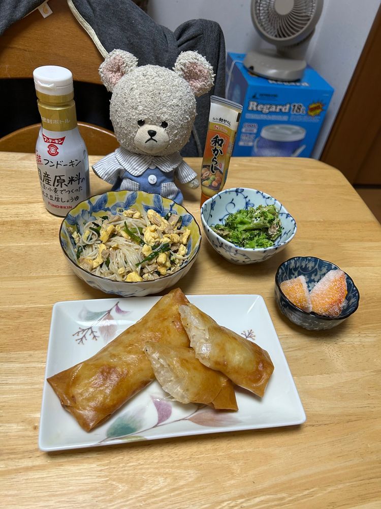ぴーしゃん、どストライクスープ見つけた❣️
丸餃子ってより、見た目シュウマイっぽいの入ってるんだけど、あと味がさっぱりしてるからお昼におむすび🍙と食べても👍気に入ると集める習性発揮してきた🐻‍❄️
しばらく前に丸美屋のまわし者かってことしてたけど、今度はヤマモリのまわし者疑惑出ることしてる🤣
シリーズほぼ集めたはず🐻‍❄️❣️
種類豊富だ✨
昨日の夕飯、暑すぎるから頑張れず、作りおいたそうめんチャンプルにブロッコリー和え、冷凍しておいた柿、唯一頑張ったオニオン春巻で元気チャージ💪🐻‍❄️