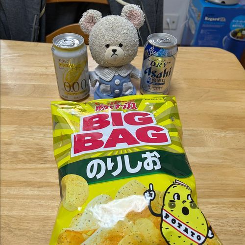 週末の友なの❣️
ポテチは保管🥔
ノンアルなレモン酎ハイ飲むって🍋
あれ？アルコールなしということは…👍
おつまみ？？おやつ？？あるから余計に魅力的❤️
さて、やってみたかった『ぷはぁ〜』
オトナごっこ楽しい❣️
けど、おもったより美味しい飲み物ではないね〜ジュース感あまりしない🐻‍❄️