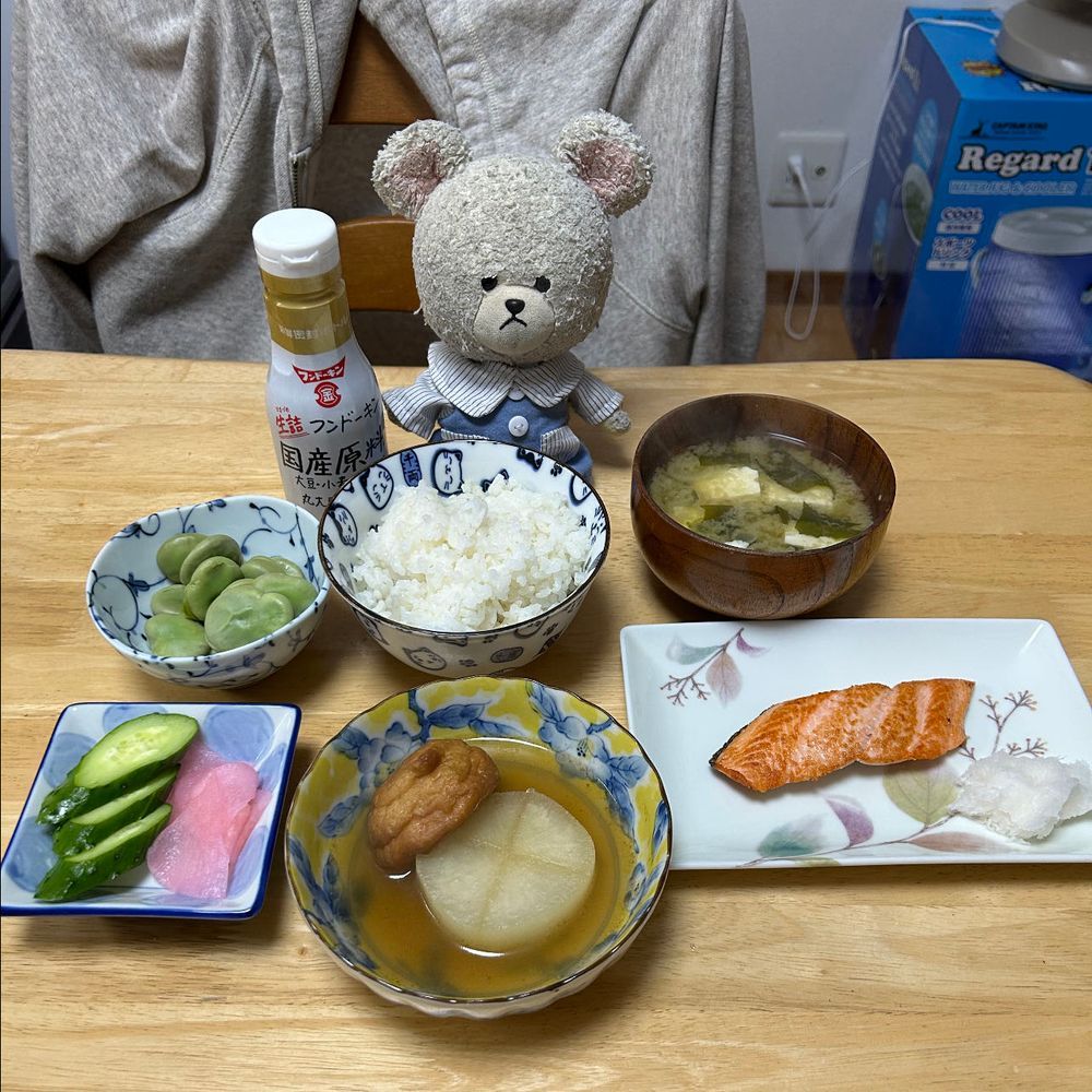 シシちゃん、お家の人のお買い物の中にイワシカちゃん見つけたみたい❣️
それから、良さげなものがお得に買えたね👛
あちゃー😣ふたりとも笑いが止まらないってさ🌀
さあ、晩御飯食べよう🥄🐻‍❄️
梅しそ大根美味しい😋
