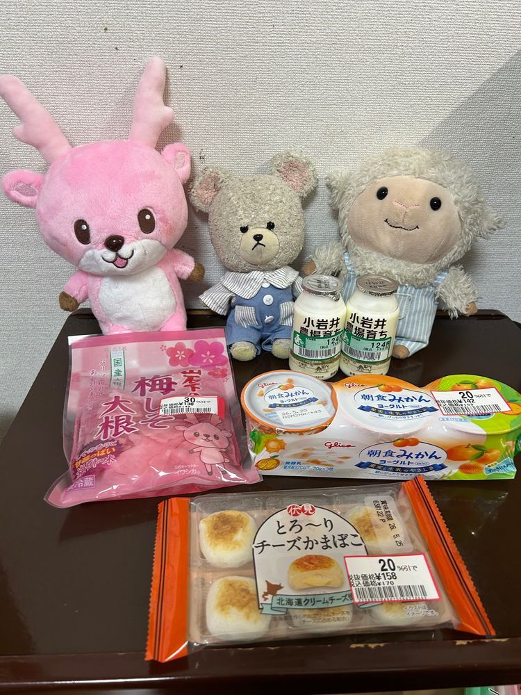 シシちゃん、お家の人のお買い物の中にイワシカちゃん見つけたみたい❣️
それから、良さげなものがお得に買えたね👛
あちゃー😣ふたりとも笑いが止まらないってさ🌀
さあ、晩御飯食べよう🥄🐻‍❄️
梅しそ大根美味しい😋