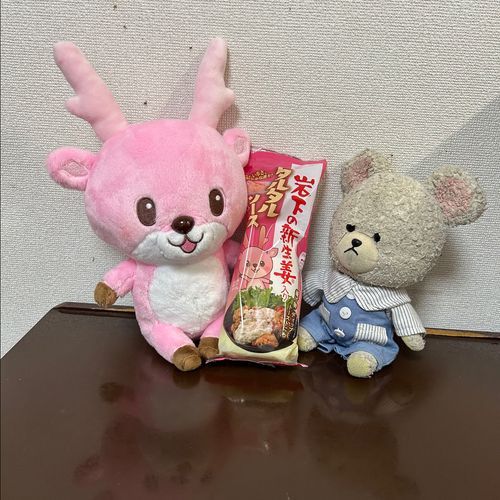 シシちゃん、お家の人のお買い物の中にイワシカちゃん見つけたみたい❣️
それから、良さげなものがお得に買えたね👛
あちゃー😣ふたりとも笑いが止まらないってさ🌀
さあ、晩御飯食べよう🥄🐻‍❄️
梅しそ大根美味しい😋