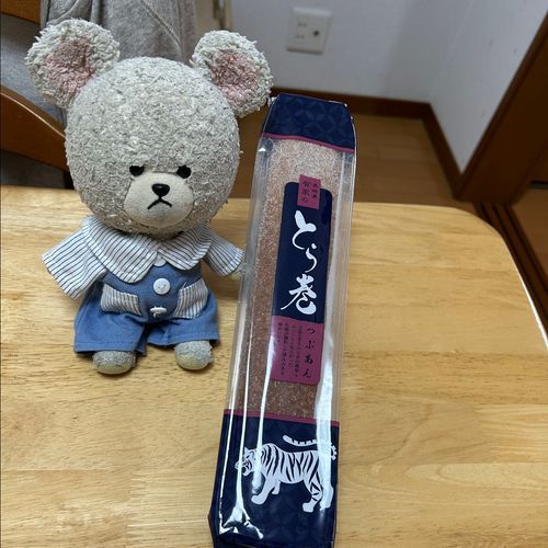 とら巻だって❣️
興味津々なちくまろうにぼん🦔🦔🦔🦔
ぴーしゃんがお茶を選んでくると、みんなぴーしゃんの動向を追って監視中👀
えっと〜
今日は玉露かりがねだよ〜🍵
お家の人にチョキチョキ🔪してもらって、さあお茶にしよう❣️
ちっくん、渋いね〜
まずはお茶の香りを楽しんでひと口🍵🦔
周りがお砂糖なだけあって、中の餡も生地も甘さ控えめだったから絶品だよ💓