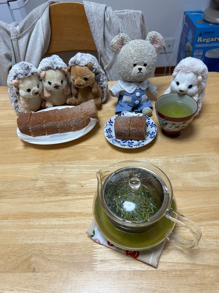 とら巻だって❣️
興味津々なちくまろうにぼん🦔🦔🦔🦔
ぴーしゃんがお茶を選んでくると、みんなぴーしゃんの動向を追って監視中👀
えっと〜
今日は玉露かりがねだよ〜🍵
お家の人にチョキチョキ🔪してもらって、さあお茶にしよう❣️
ちっくん、渋いね〜
まずはお茶の香りを楽しんでひと口🍵🦔
周りがお砂糖なだけあって、中の餡も生地も甘さ控えめだったから絶品だよ💓