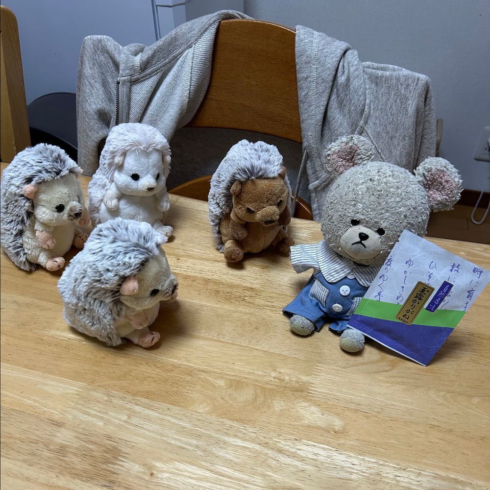 とら巻だって❣️
興味津々なちくまろうにぼん🦔🦔🦔🦔
ぴーしゃんがお茶を選んでくると、みんなぴーしゃんの動向を追って監視中👀
えっと〜
今日は玉露かりがねだよ〜🍵
お家の人にチョキチョキ🔪してもらって、さあお茶にしよう❣️
ちっくん、渋いね〜
まずはお茶の香りを楽しんでひと口🍵🦔
周りがお砂糖なだけあって、中の餡も生地も甘さ控えめだったから絶品だよ💓