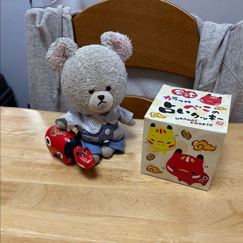 カラフルべこの占いクッキーもらったよ🍪
うちのあかべこちゃんにぴーしゃんの運試し託すからね✨
よし、開けてみよう✂️
恋愛運❤️
まあ、上がることは悪くないぞ🐻‍❄️👍