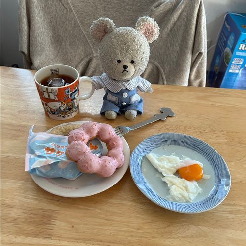 ぴーしゃんの朝ごはん
引換券でゲットしたミスドなの🍩
ご機嫌ドーナツ🍩のお隣、不機嫌目玉焼き🍳
お皿に移すタイミングで滑って落下💥
キャッチこそすれど、崩壊だ〜

ぴーしゃんチのきゅうり３本目🥒
ようやくお写真してもらえたよ📸
３枚目セロリのお花❣️白くて細かくて可愛いのたくさん咲いてるよ〜
４枚目、そのお隣にあった黄色い花は春菊✨
思ったより綺麗でびっくり🫢