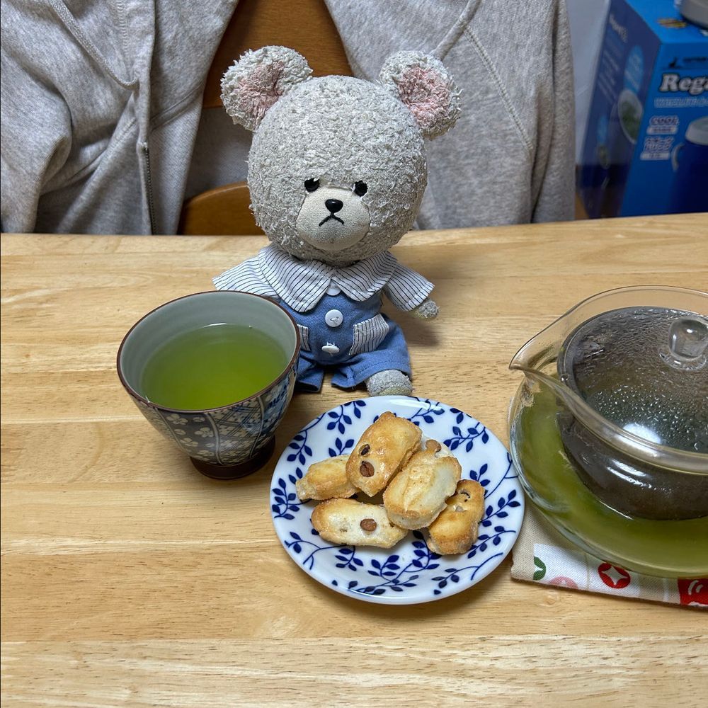 今日はね、あさ霧ってお茶にしたよ🍵
甘いもののいいけど、たまにはおせんべいをチョイスなの🍘
ほどよいしぶさも兼ねていて飲みやすいね🍵🐻‍❄️
おせんべいにもお茶🍵いけるよ💕

モモ様に習った大葉できゅうり巻いた漬け物やってみたの❣️
あっ、庭の大葉は虫との争奪戦に負けたから買ってきたよ👛😢
大葉が足りなくなって、そのままきゅうりを伏せて紛れ込ませてあるのは内緒🤫
夜ごはんにさっそく🥄
🥒うますぎじゃーーーッッ‼️
暑すぎて、そうめん楽しんじゃった❣️