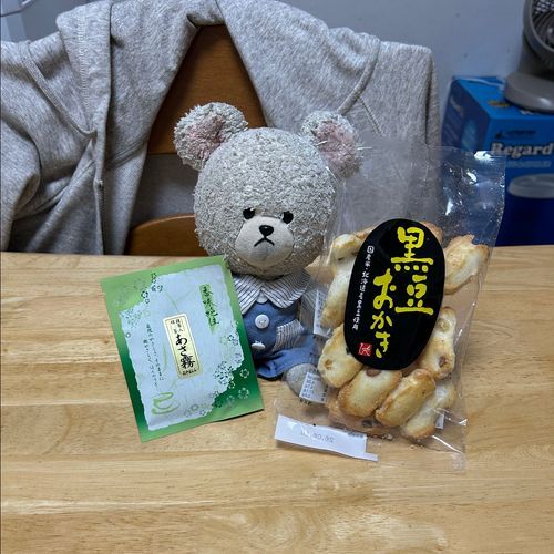 今日はね、あさ霧ってお茶にしたよ🍵
甘いもののいいけど、たまにはおせんべいをチョイスなの🍘
ほどよいしぶさも兼ねていて飲みやすいね🍵🐻‍❄️
おせんべいにもお茶🍵いけるよ💕

モモ様に習った大葉できゅうり巻いた漬け物やってみたの❣️
あっ、庭の大葉は虫との争奪戦に負けたから買ってきたよ👛😢
大葉が足りなくなって、そのままきゅうりを伏せて紛れ込ませてあるのは内緒🤫
夜ごはんにさっそく🥄
🥒うますぎじゃーーーッッ‼️
暑すぎて、そうめん楽しんじゃった❣️