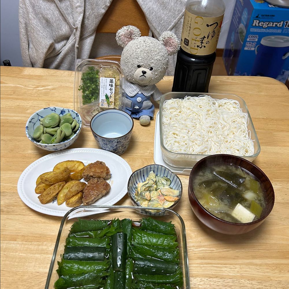 今日はね、あさ霧ってお茶にしたよ🍵
甘いもののいいけど、たまにはおせんべいをチョイスなの🍘
ほどよいしぶさも兼ねていて飲みやすいね🍵🐻‍❄️
おせんべいにもお茶🍵いけるよ💕

モモ様に習った大葉できゅうり巻いた漬け物やってみたの❣️
あっ、庭の大葉は虫との争奪戦に負けたから買ってきたよ👛😢
大葉が足りなくなって、そのままきゅうりを伏せて紛れ込ませてあるのは内緒🤫
夜ごはんにさっそく🥄
🥒うますぎじゃーーーッッ‼️
暑すぎて、そうめん楽しんじゃった❣️